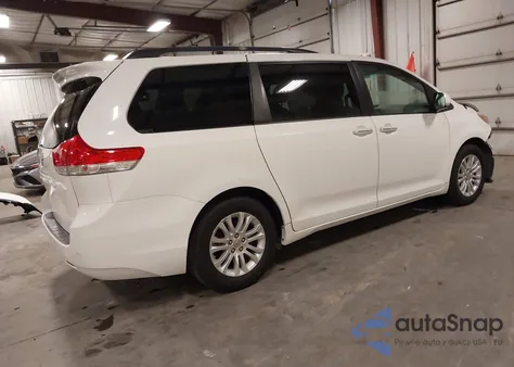 2014 Toyota Sienna Xle V6 8 Passenger z USA, uszkodzony, nr VIN 5TDYK3DC9ES504215